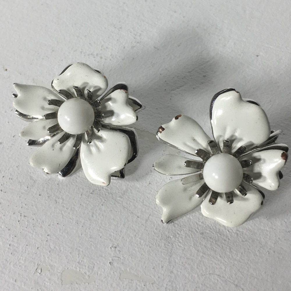 60s Sarah Coventry White Flower Clipon Earrings